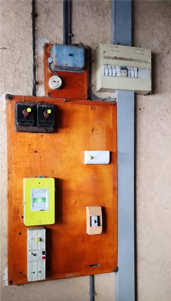 Ancien tableau électrique vétuste avant intervention