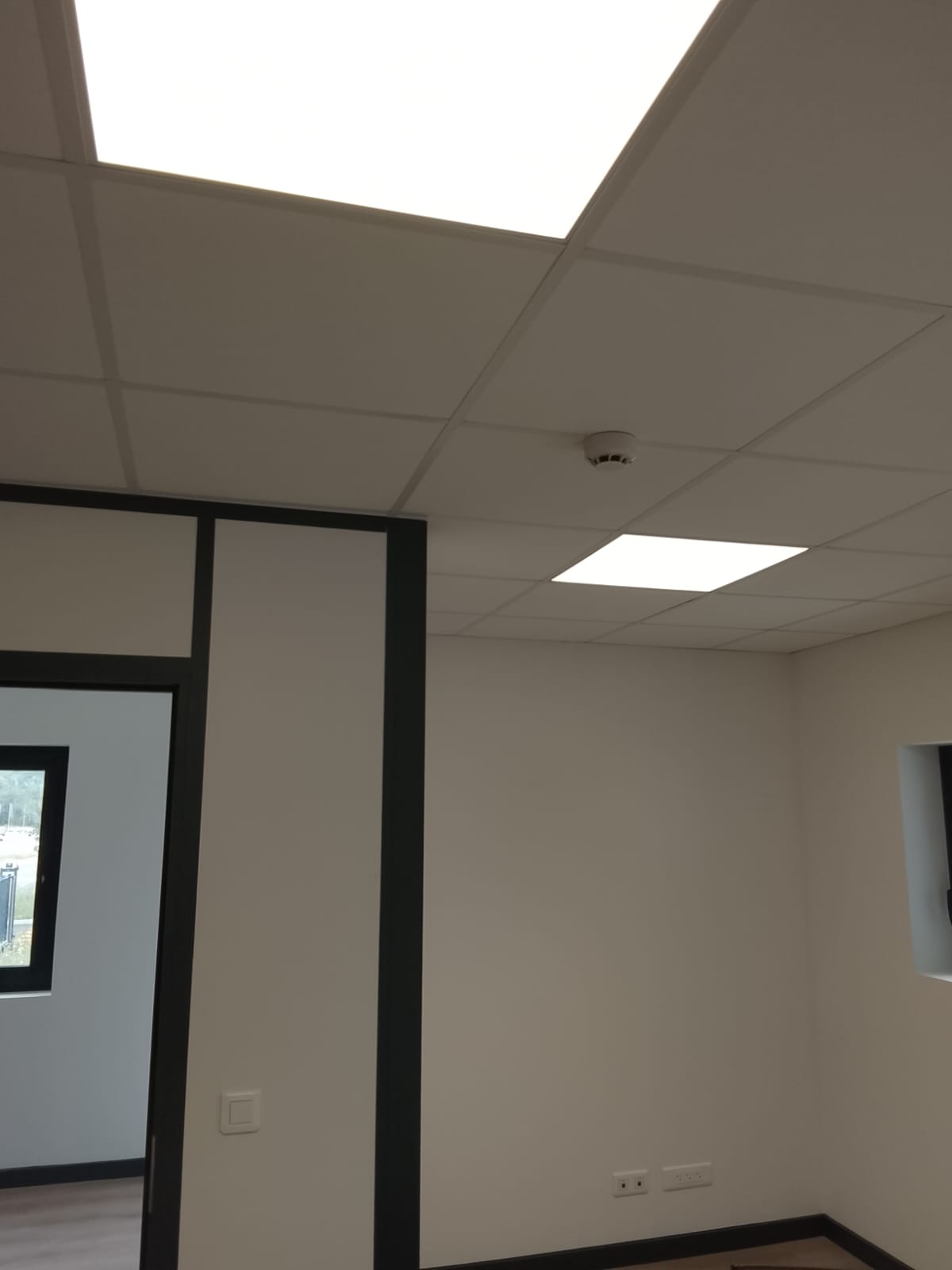 Salles livrées avec dalles LED et détection incendie