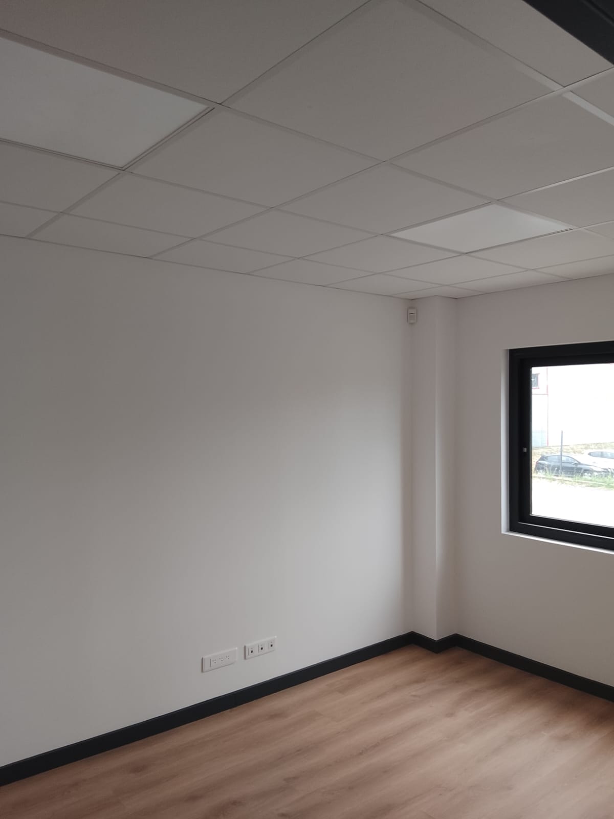 Bureau livré, prises encastrées et plinthes